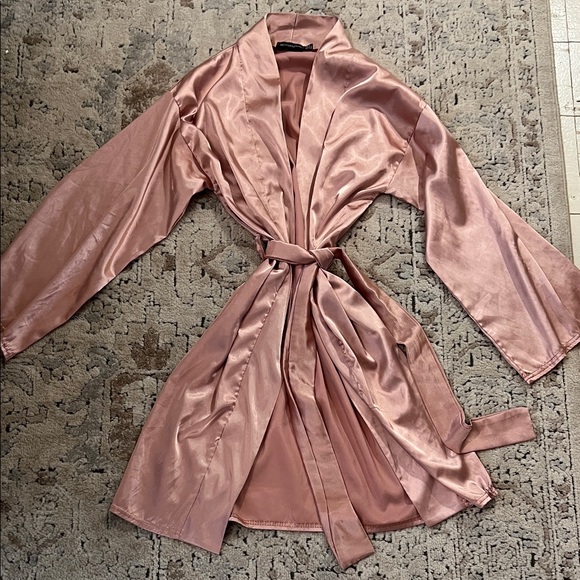 PrettyLittleThing Blush Satin Robe - Picture 2 of 3